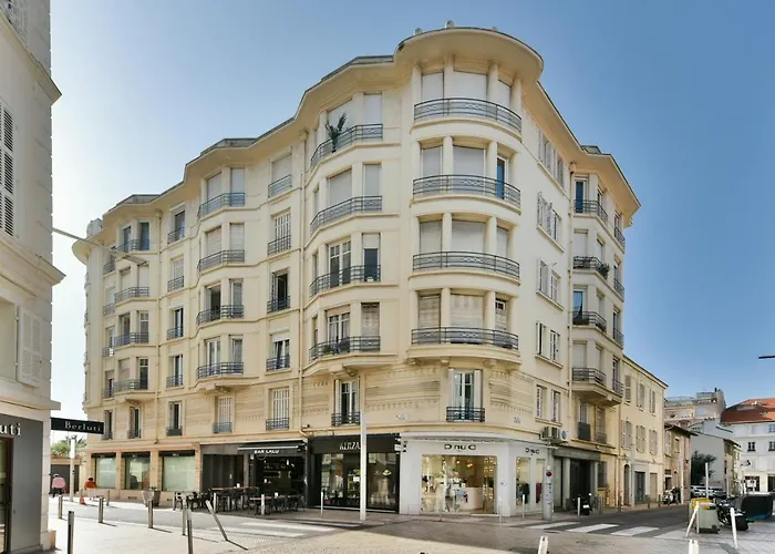 Two Bedroom Flat Steps Away From Croisette Appartamento Cannes